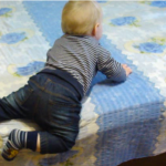 Cum învățăm copilul să cadă „corect” de pe pat?