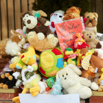 Ce ar trebui să facem cu jucăriile și obiectele aduse, în semn de condoleanțe, la memoriale și ambasade?