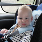 Tu cum transporți copilul în mașină? Știai că nu e voie să-l pui îmbrăcat gros în scaunul auto?