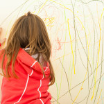 Și copilul tău desenează pe pereți și nu știi cum să-l faci să renunțe la acest obicei?