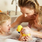 Tu faci baie împreună cu copilul tău?